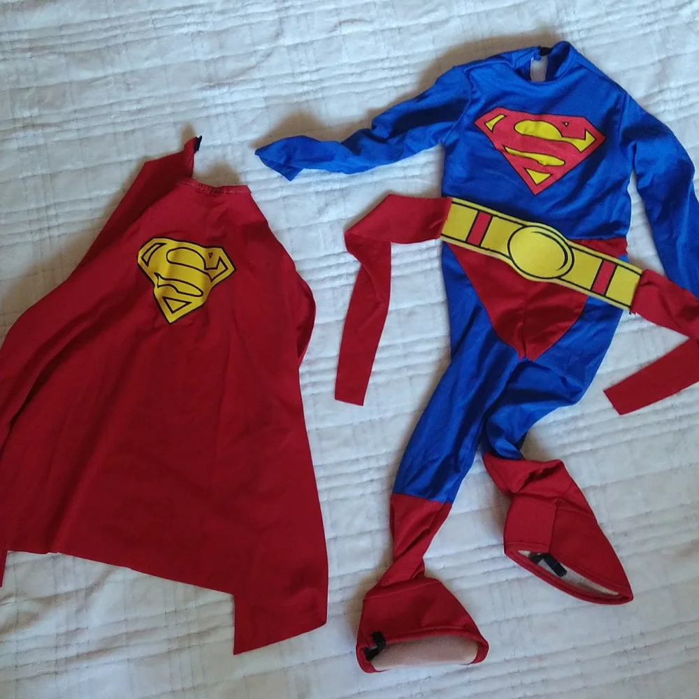 Size 2-4 Superman Costume (Ages1-2)